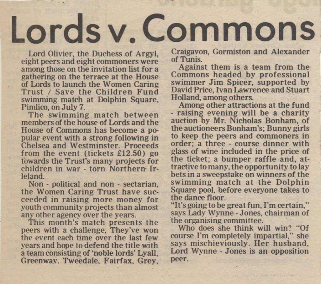 19800704 LORDS v COMMONS SWIMMING MATCH LORD OLIVIER DUCHESS OF ARGYLE LADY WYNNE-JONES CN.jpg